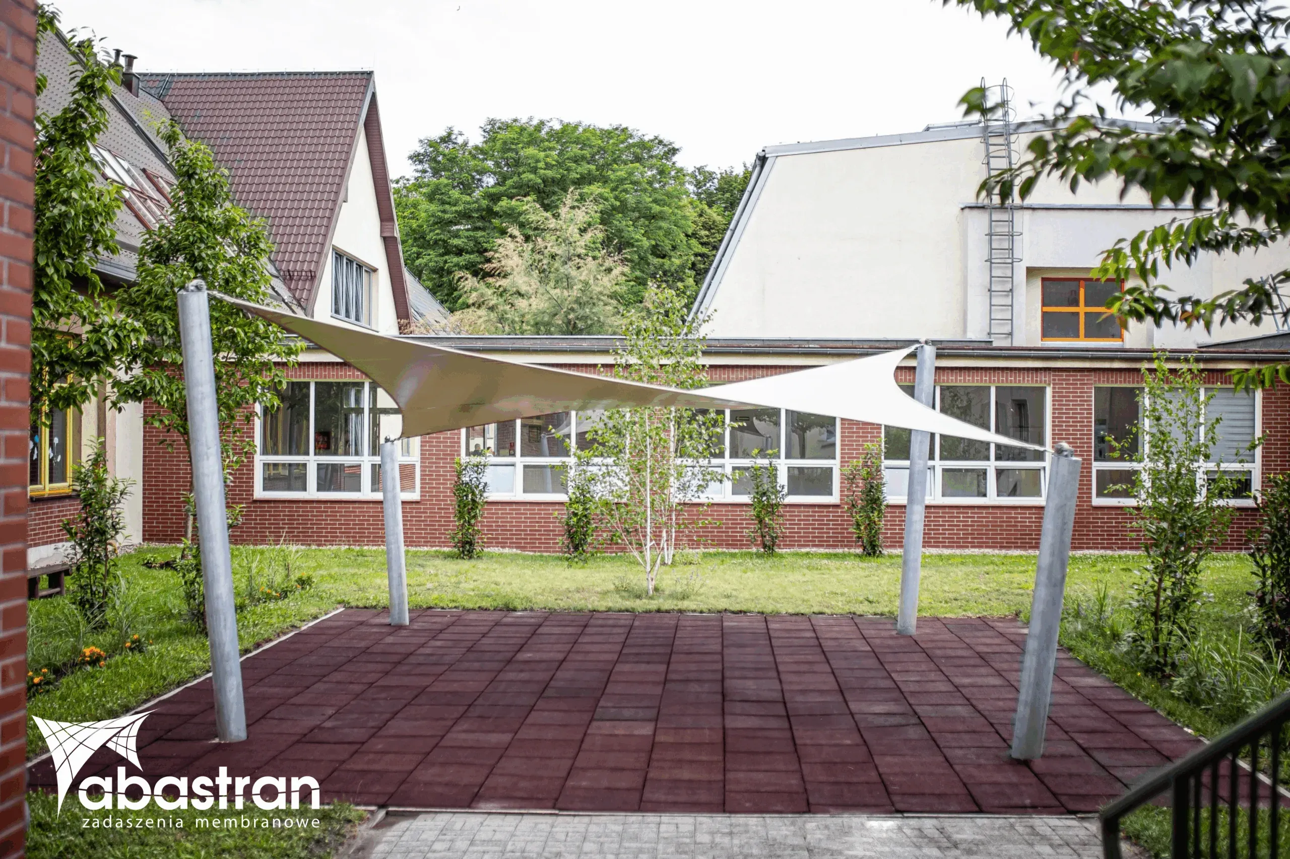 Zadaszenie dziedzińca szkoły podstawowej w Świętej Katarzynie — PVC — Święta Katarzyna, Polska