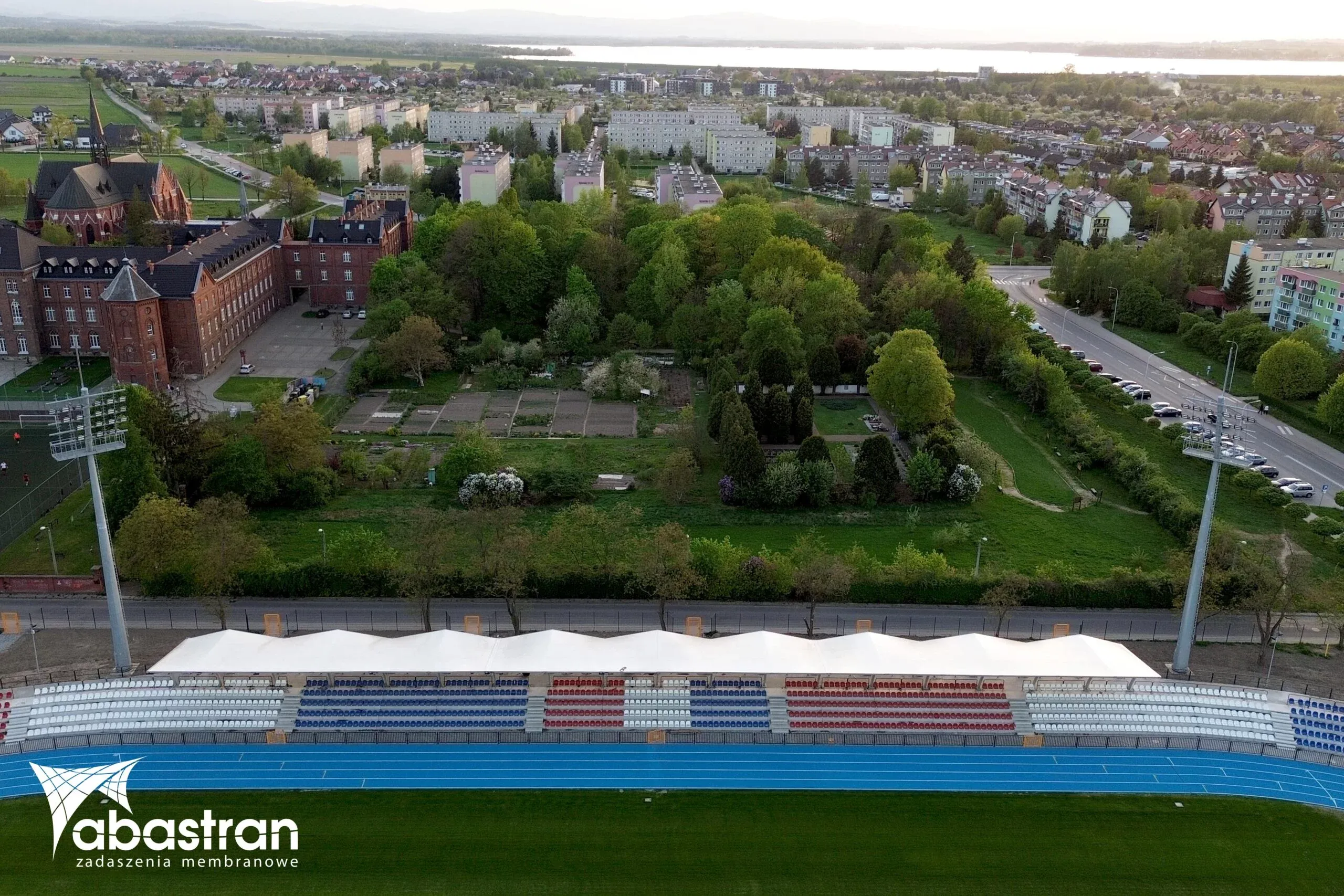 Zadaszenie trybun stadionu miejskiego klubu sportowego w Nysie — PVC — Nysa, Polska