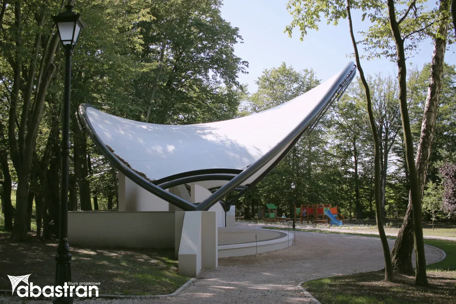 Amfiteatr w zabytkowym parku — PVC — Zadzim, Polska