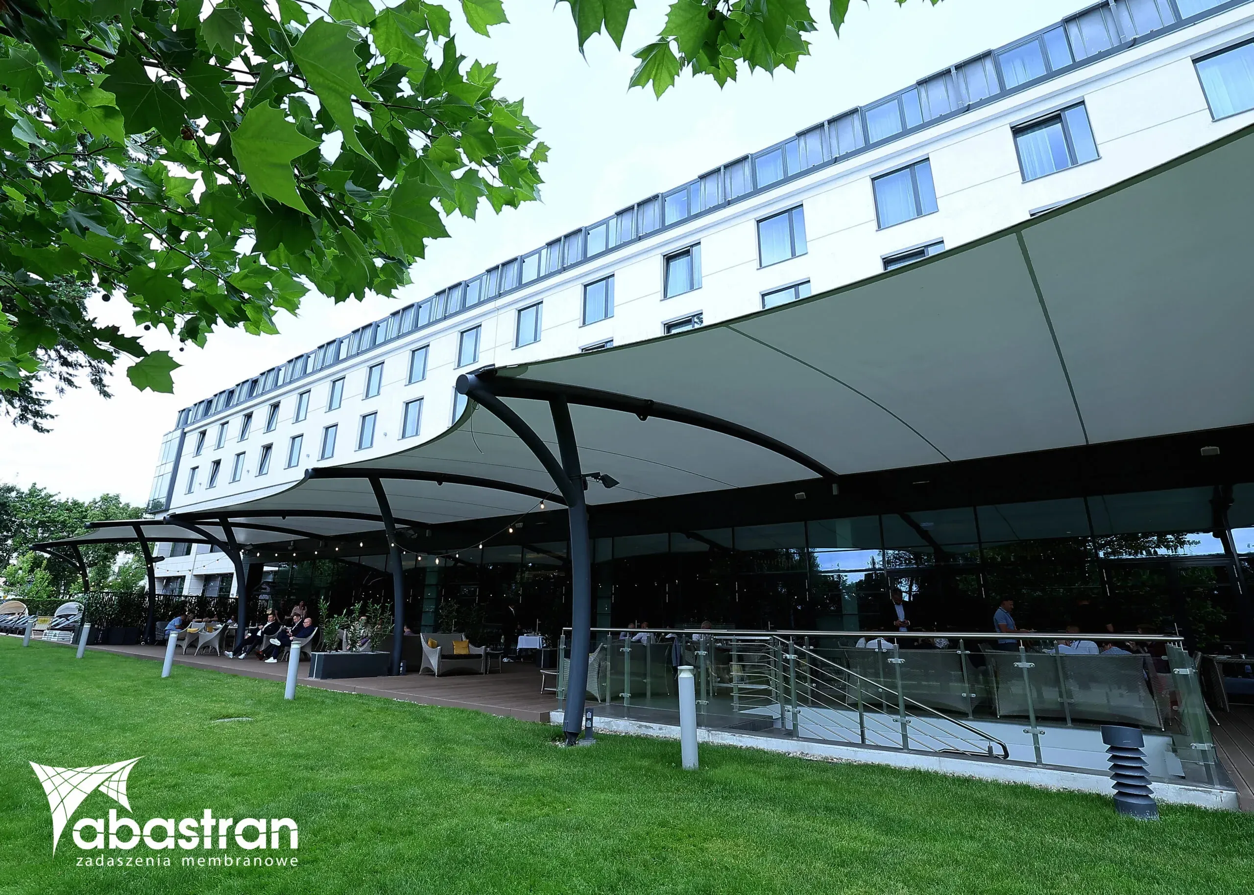 Membranowe zadaszenie tarasu Hotelu Hilton — PVC — Warszawa, Polska