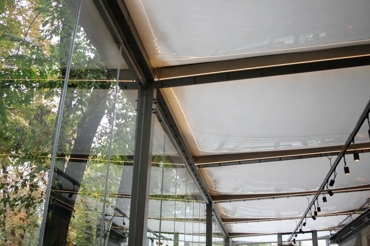 Poduszki pneumatyczne z folii ETFE – Zadaszenie tarasu restauracji w Krakowie — ETFE — Kraków, Polska