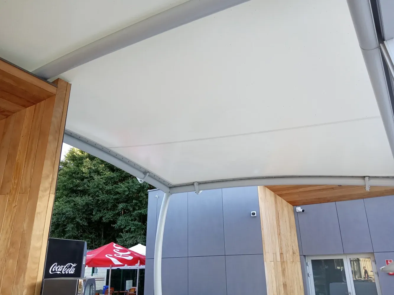 Zadaszenie tarasu przy restauracji — PVC — Kozerki, Polska