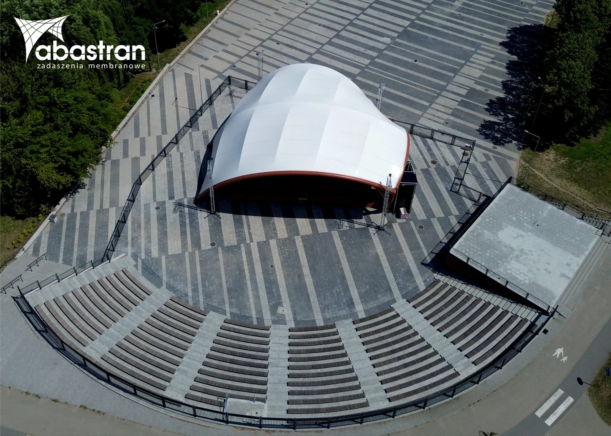 Projekt oraz budowa zadaszonej sceny plenerowej w Bartoszycach — 2