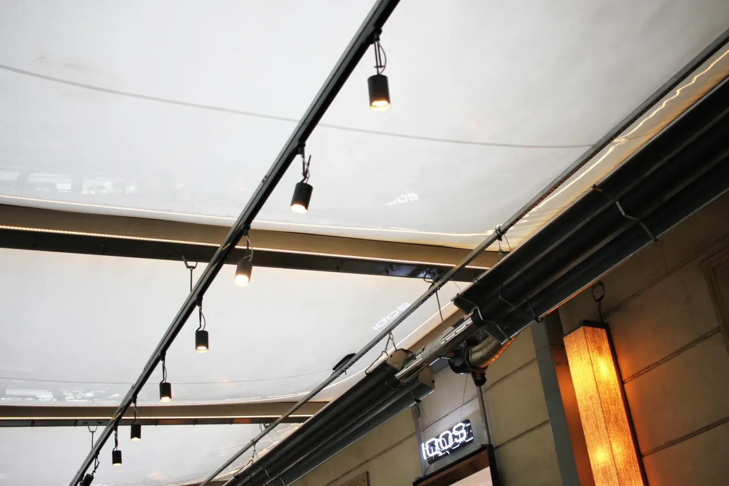 Poduszki pneumatyczne z folii ETFE – Zadaszenie tarasu restauracji w Krakowie — 2