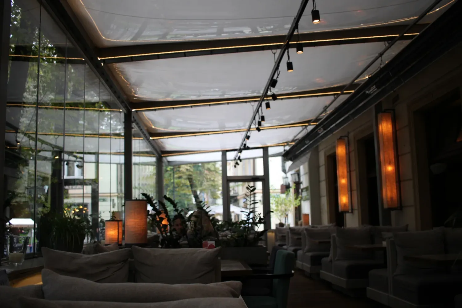 Poduszki pneumatyczne z folii ETFE – Zadaszenie tarasu restauracji w Krakowie — 4