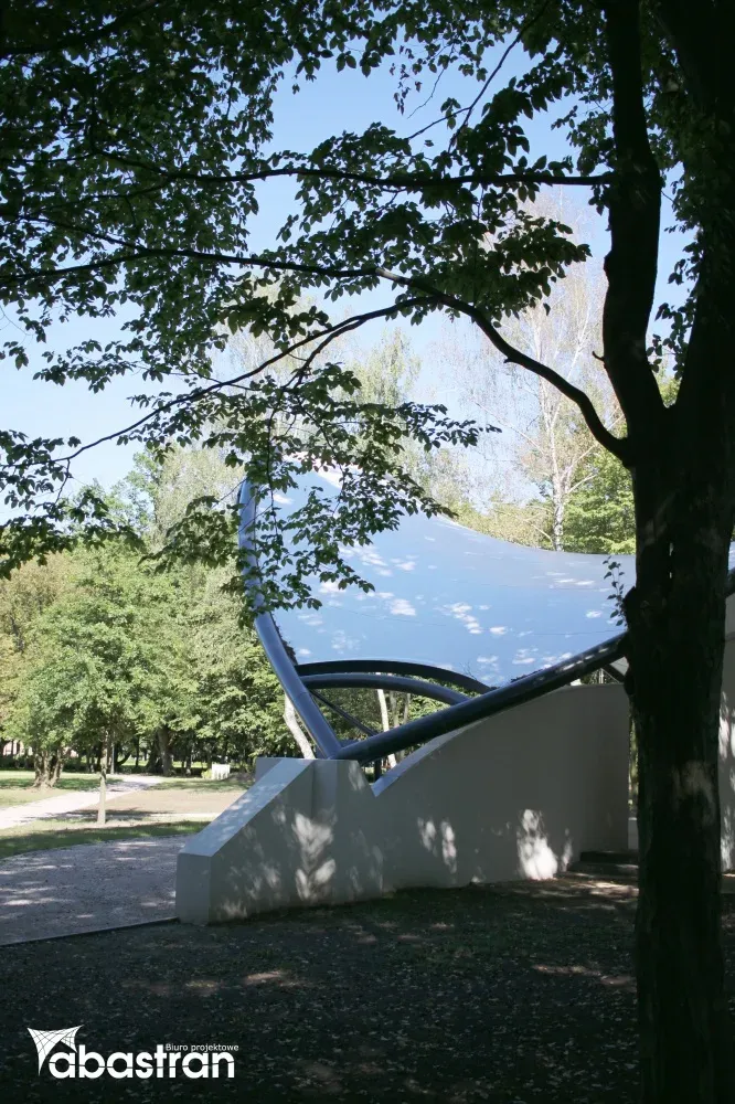 Amfiteatr w zabytkowym parku — 5