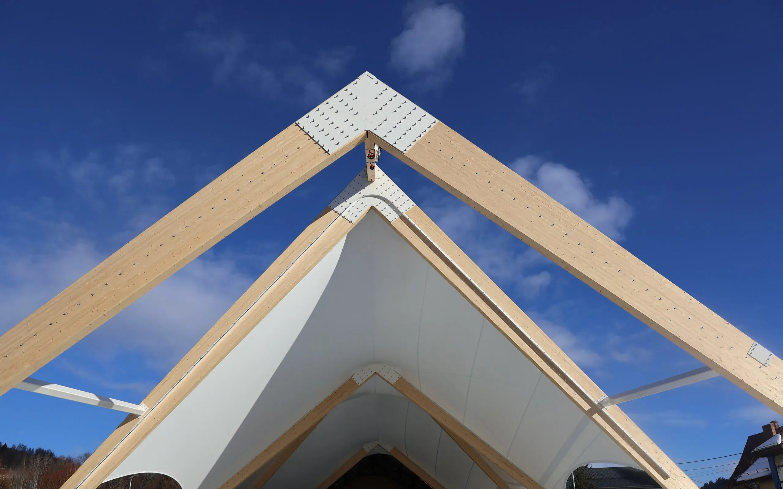 Drewniana konstrukcja w zadaszeniach membranowych – nowoczesne podejście do designu i funkcjonalności