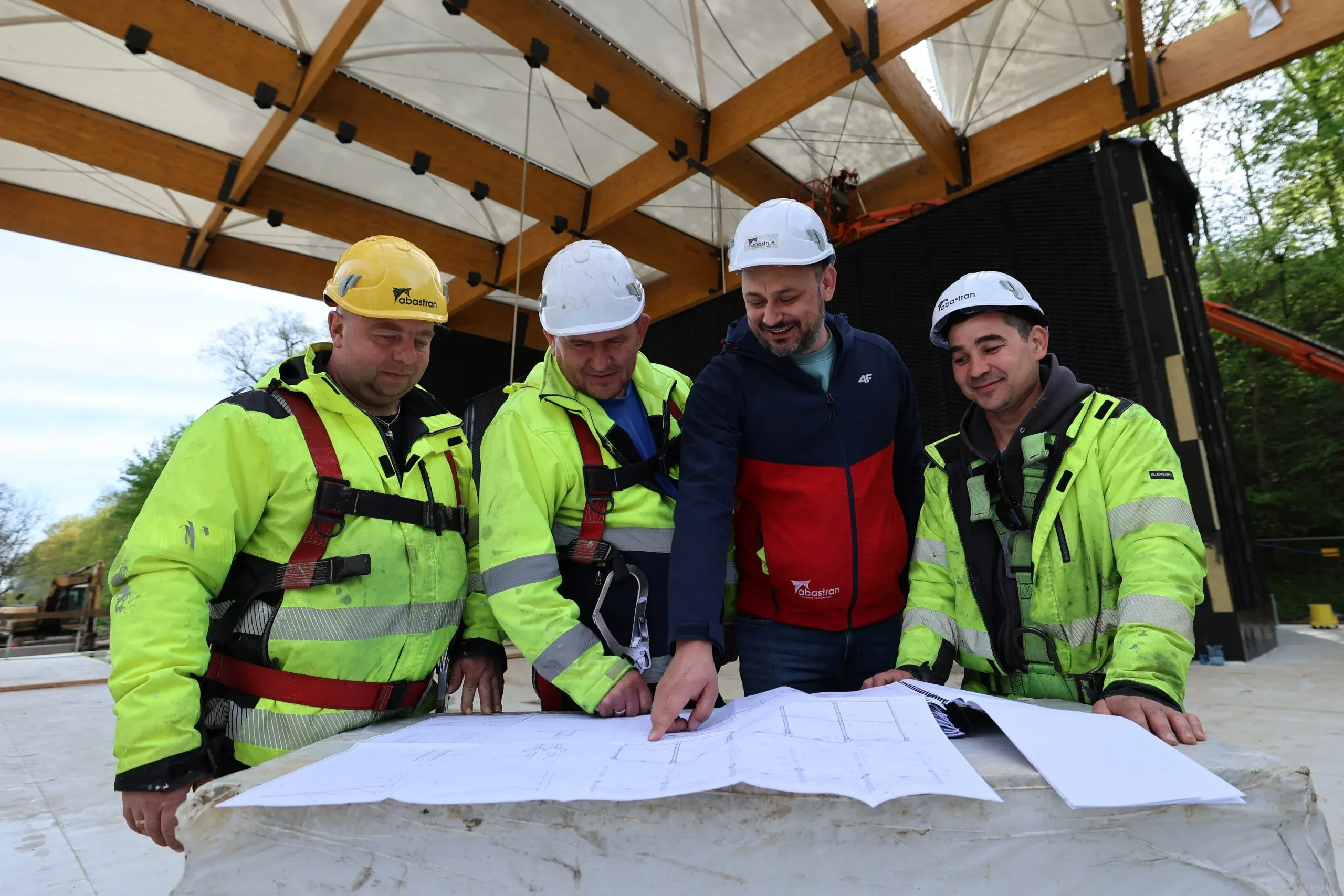 Kluczowe normy i standardy dla tymczasowych konstrukcji eventowych