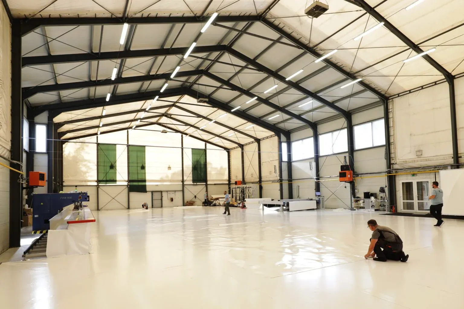 Jak konstrukcje namiotowe wykorzystywane są w przemyśle?