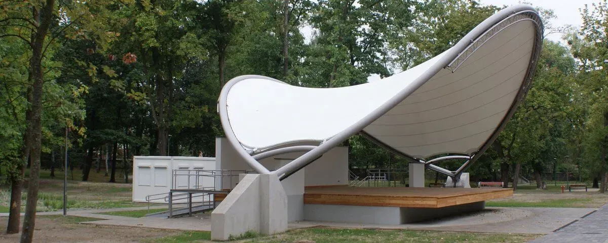 Jak zabezpieczyć konstrukcję membranową przed ekstremalnym wiatrem?