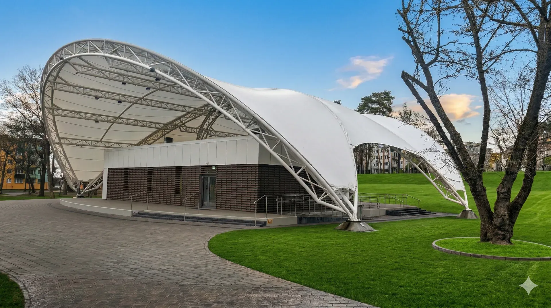 Zadaszenie z membrany PTFE na konstrukcji stalowej