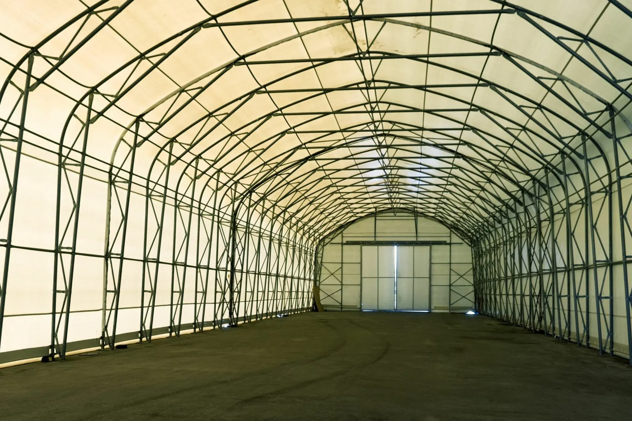 Z czego zbudowane jest poszycie hali namiotowej?