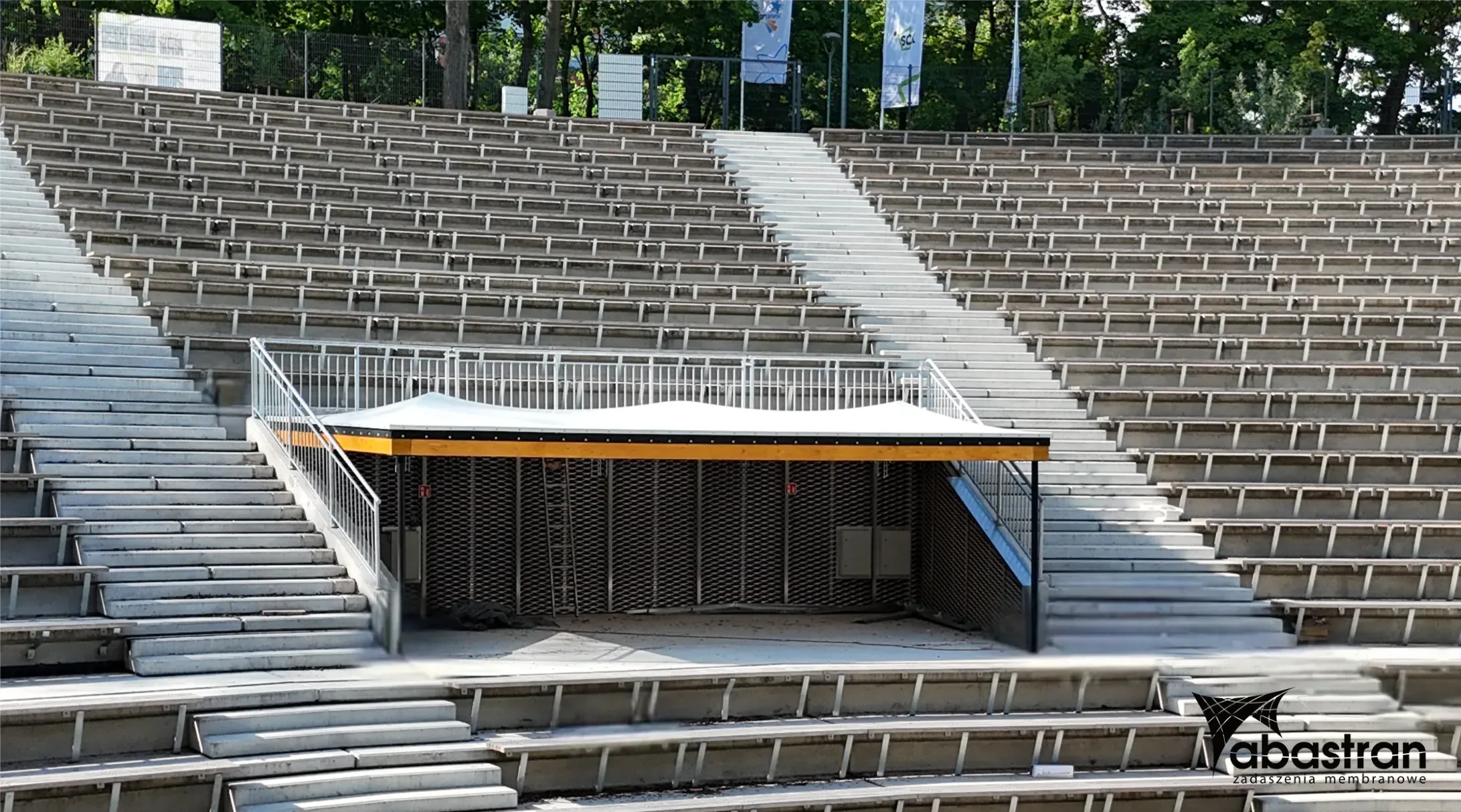 Zadaszenia zapleczy technicznych – funkcjonalność w służbie estetyki scen plenerowych